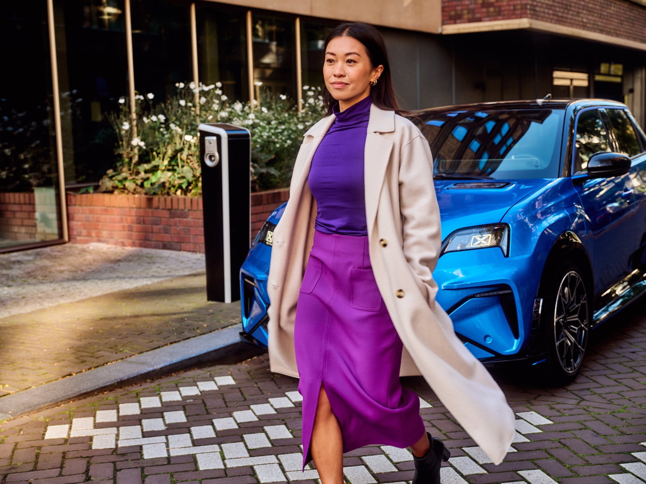 HighRes_25_Public Charging_Female driver walking away from car