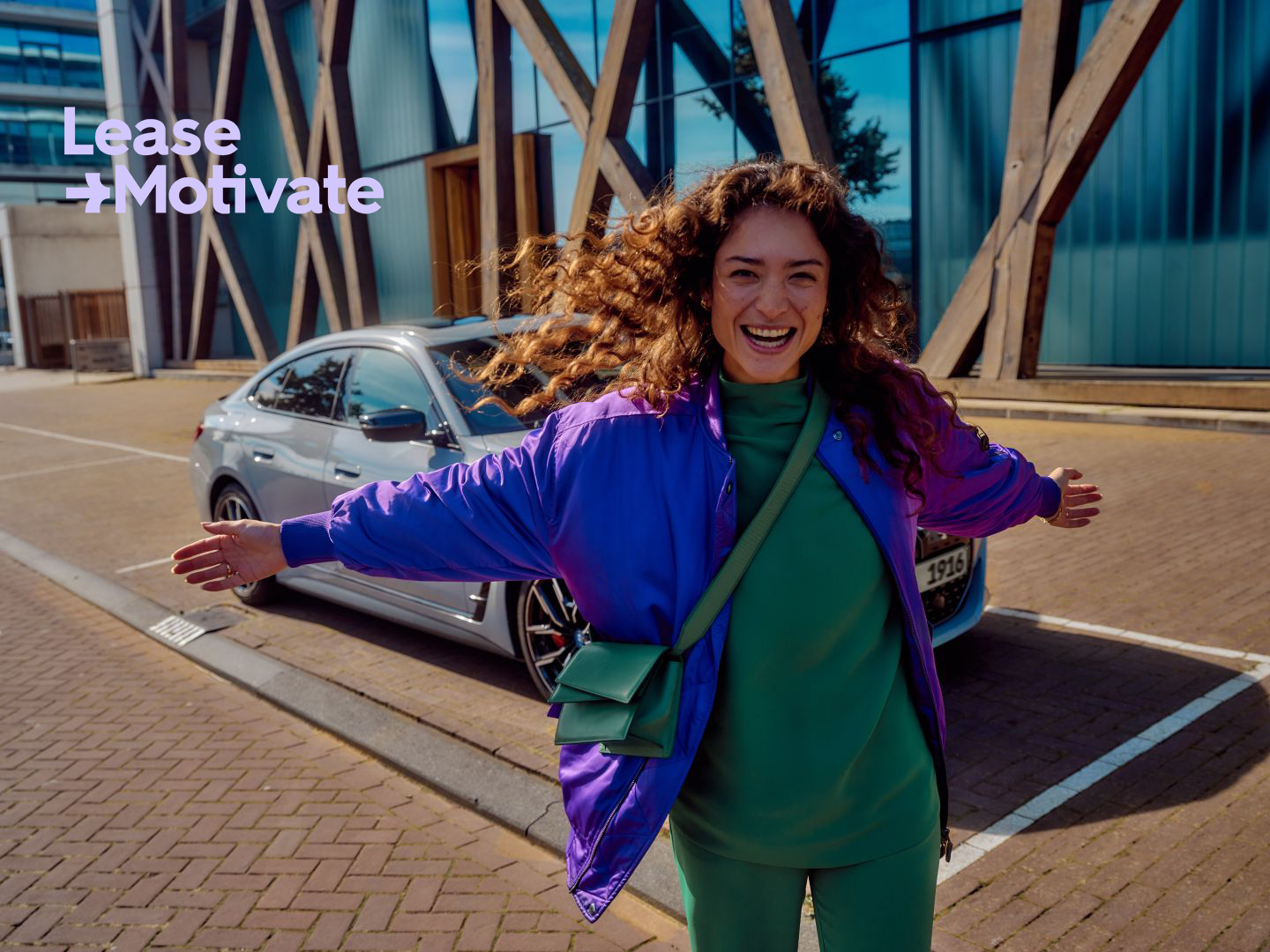 2MedRes_25_Urbain Setting_Female driver joyful white license plate