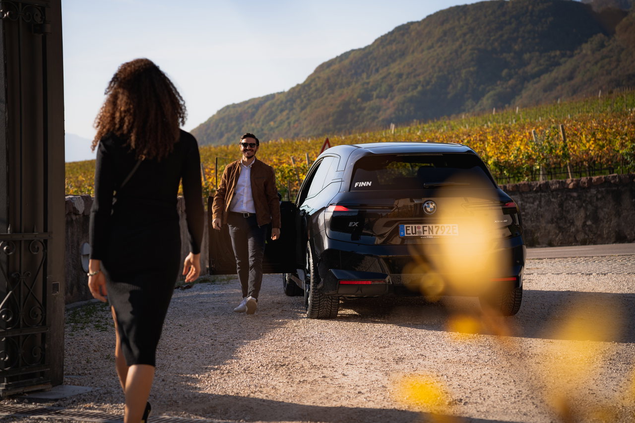 BMW_iX_Couple34
