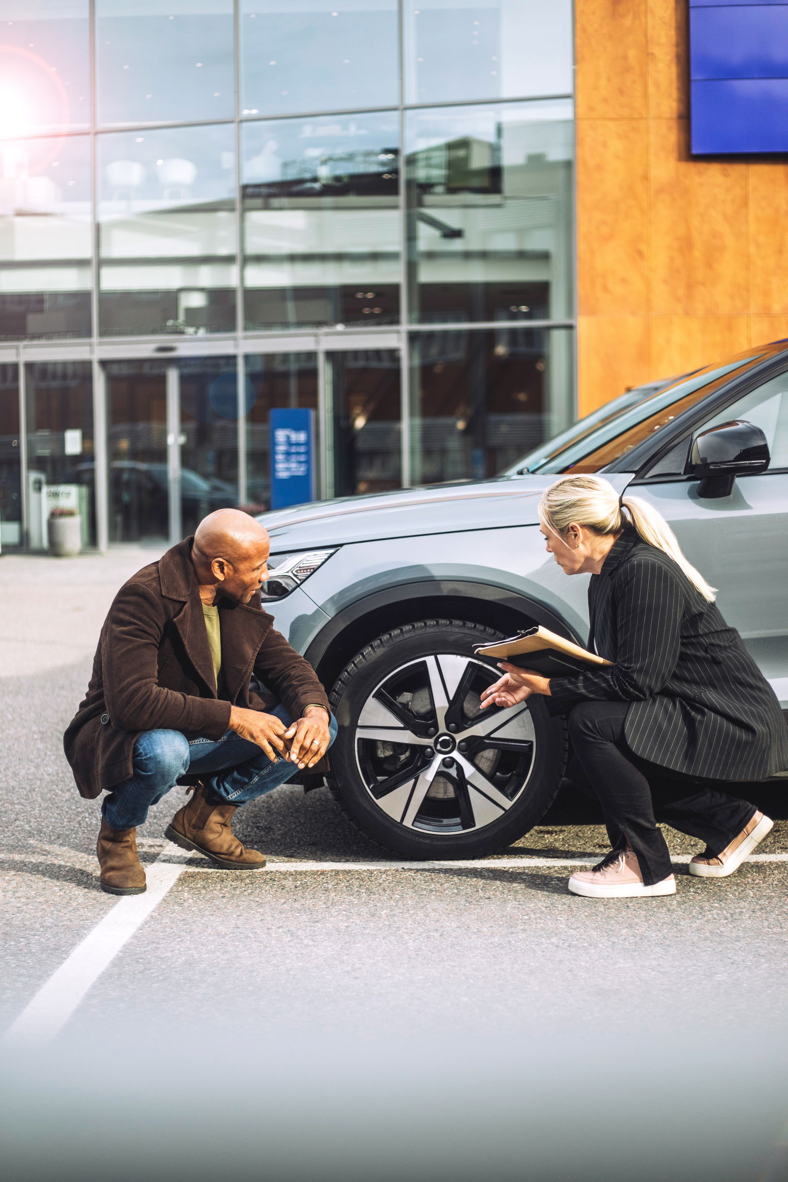 HighRes_Man and woman tyre center