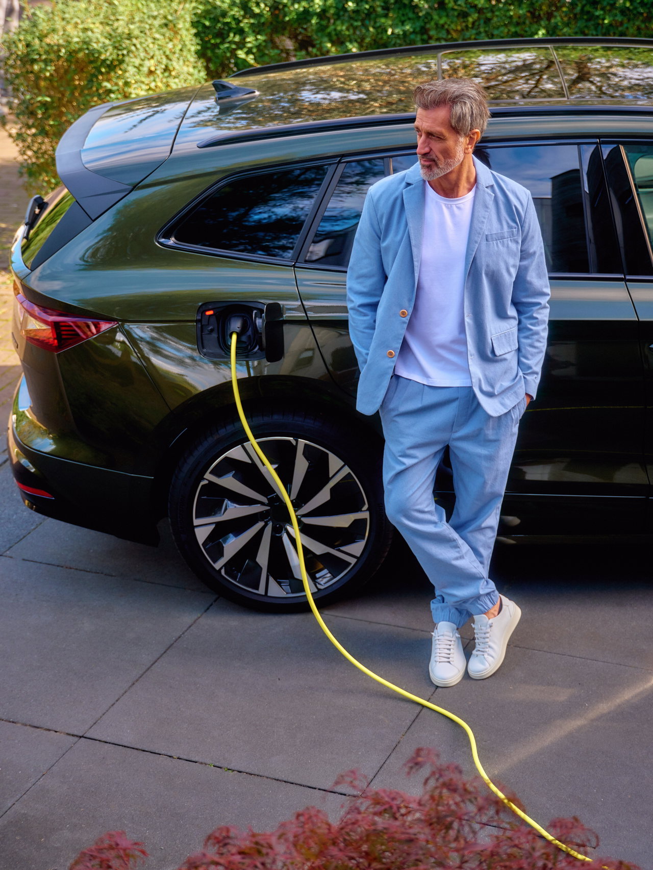 HighRes_25_Home Charging_Male driver leaning against car_v2