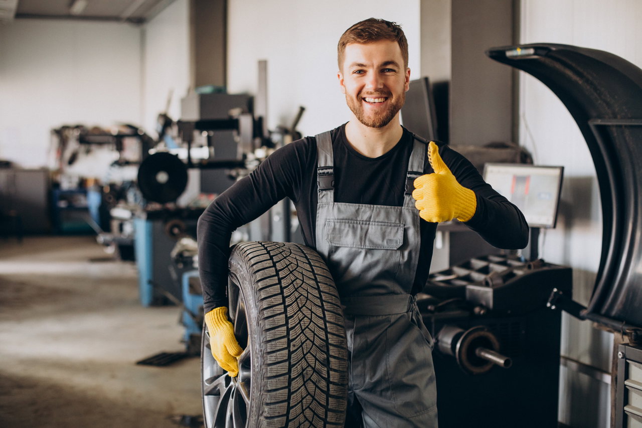 automechaniker-beim-radwechsel-im-auto