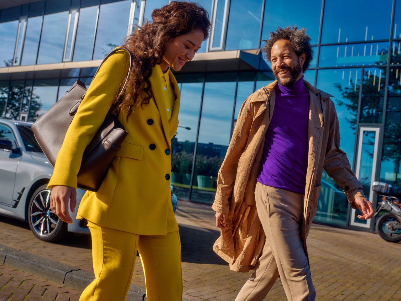 HighRes_25_Urbain setting_Male and female driver laughing