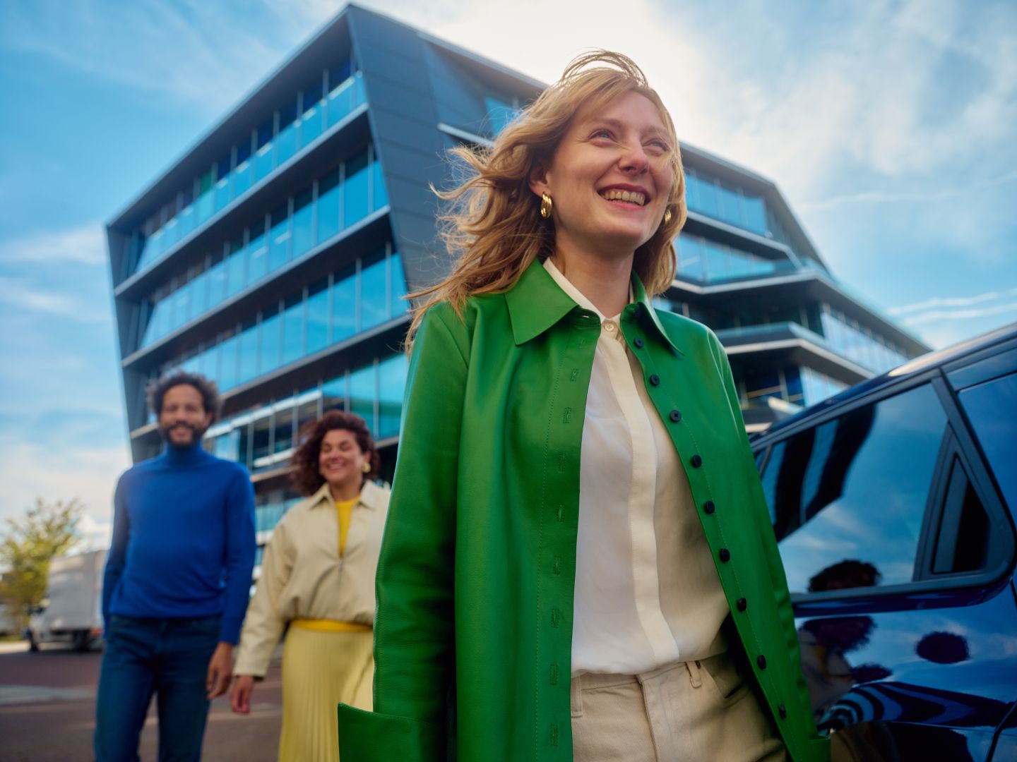 MedRes_25_Business Setting_3 colleagues walking