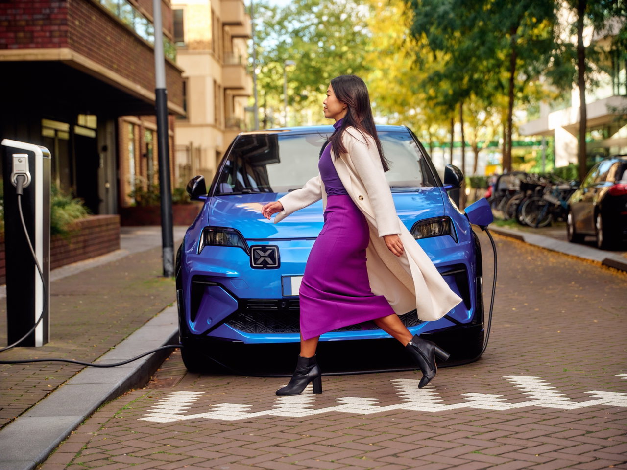 HighRes_25_Public Charging_Female driver walking towards charger_white license plate