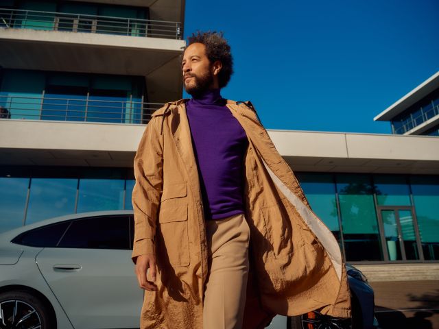 LowRes_25_Urbain setting_Male driver walking away from car