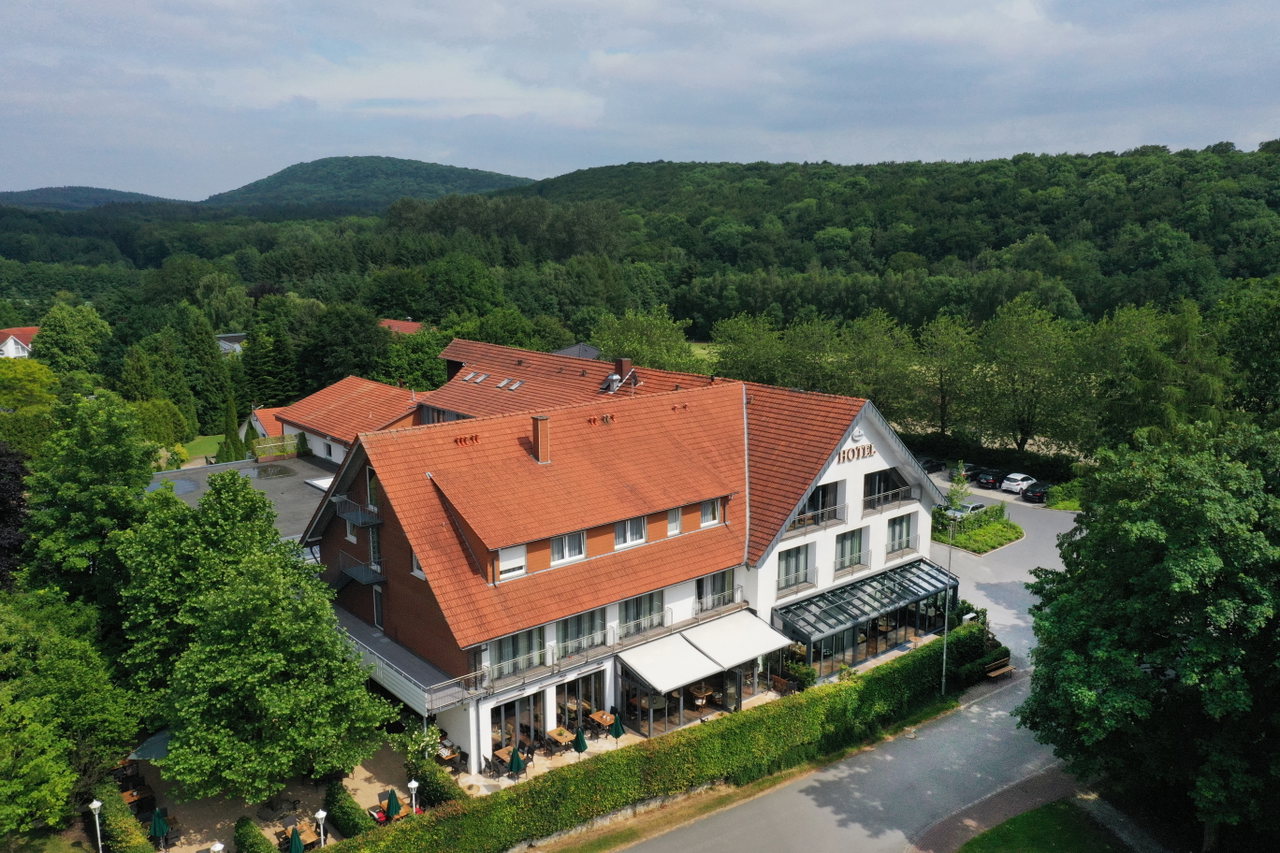 freden-bad-iburg-landidyll-aussenansicht-hotel-mit-strasse-wald-2022