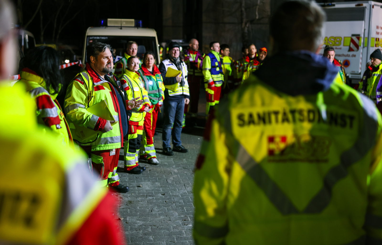 Boris Michalowski, Fachdienstleiter ASB-Katastrophenschutz Berlin bedankt sich zum Übungsabschluss bei allen ASB-Einsatzkräften.