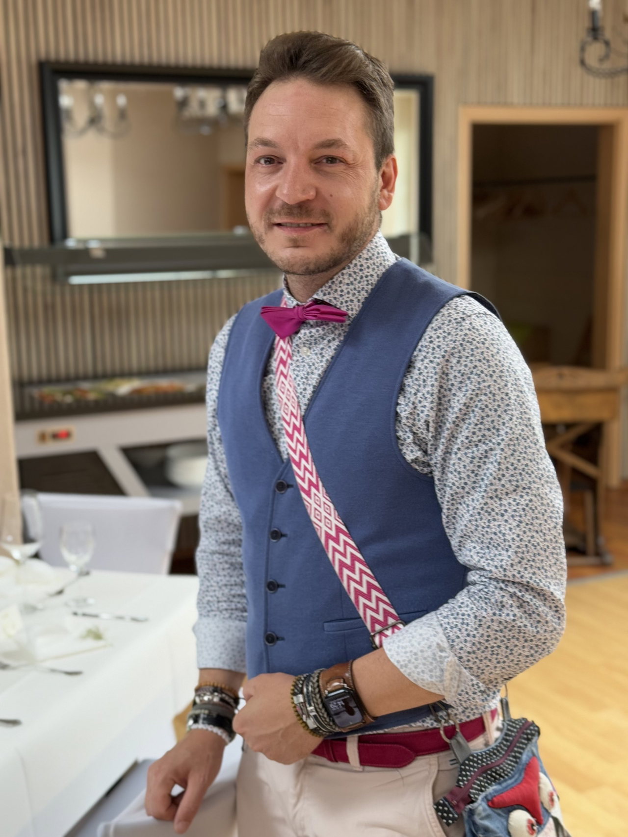 Norman Stieper, Landhaus Hammoor, mit Weste und Fliege im Gastraum seines Restaurants