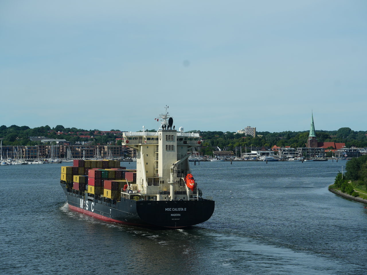 Containerschiff auf der Trave vor Lübeck-Travemünde