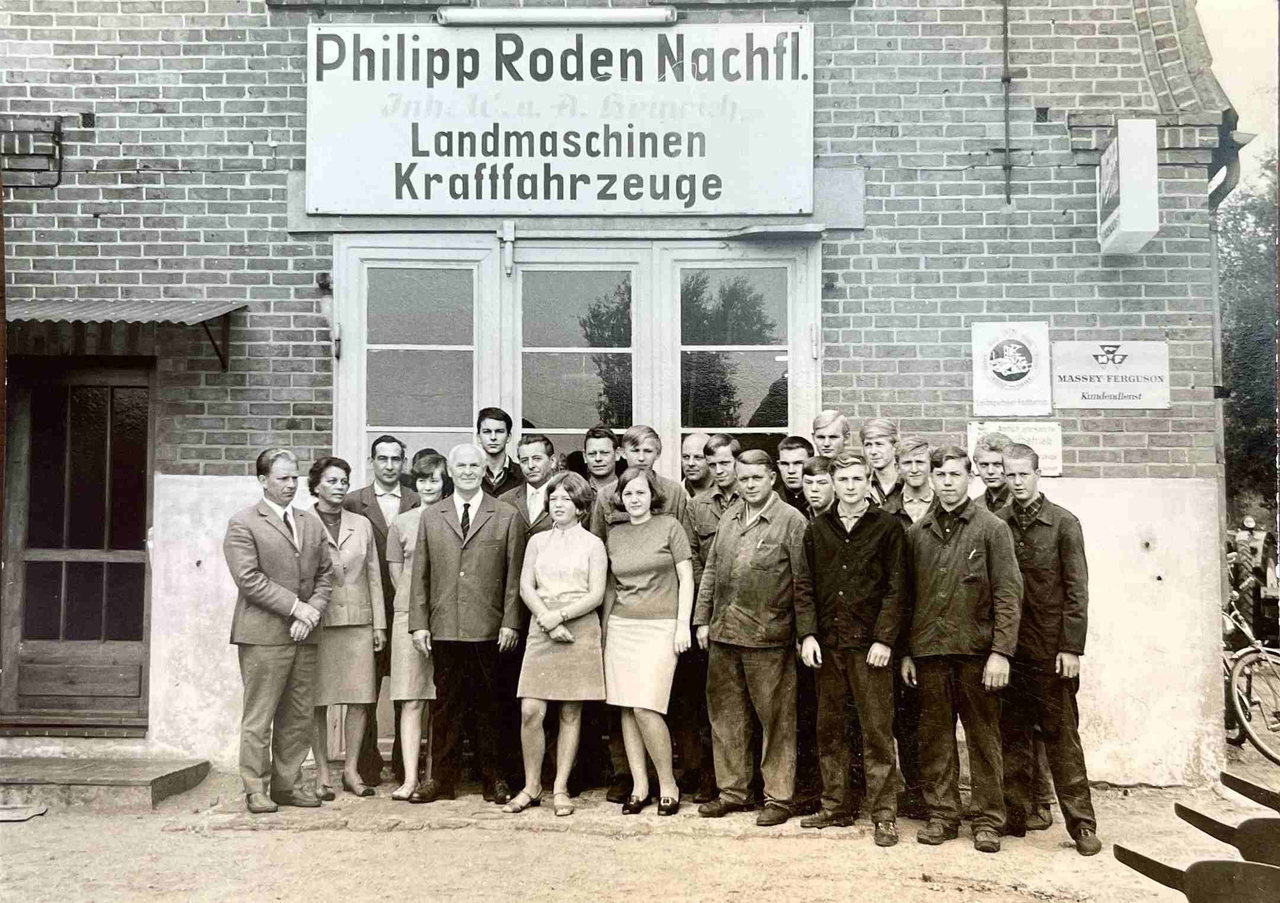 Historische Schwarz-Weiß-Aufnahme: Belegschaft vor dem Geschäft Philipp Roden Nachfl. für Landmaschinen