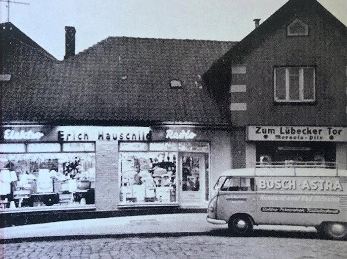Historische Schwarz-Weiß-Aufnahme des Geschäfts Erich Hauschild mit Lieferwagen