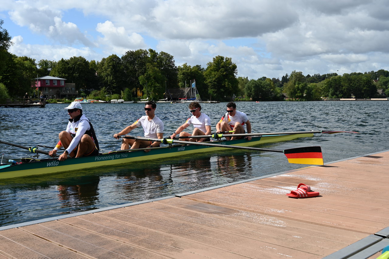 Vierer des Ruder-Nationalkaders am Steg auf dem Ratzeburger See