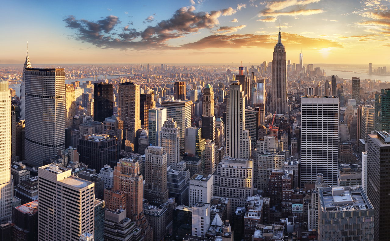 Skyline von New York mit dem Empire State Building im Abendlicht