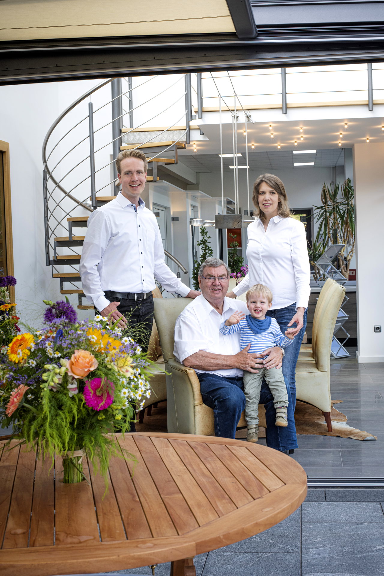 Die Familie Otten mit Blumenstrauß im Ausstellungsraum des Unternehmens