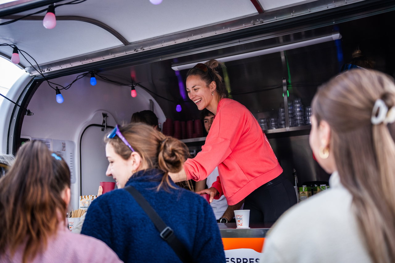 Hagenbeck Kaffee Bar in einem Wagen mit Beachflags und Liegestühlen auf einem Turniergelände