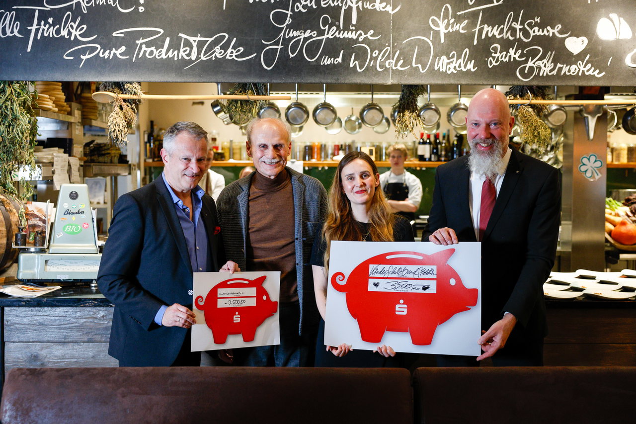 HL5_SHGF Charity-Dinnerv.l.Oliver Stolz+Frank Behrens+Sophie Schiebe+Eckhart Voss@AC Baßin_23.11.25