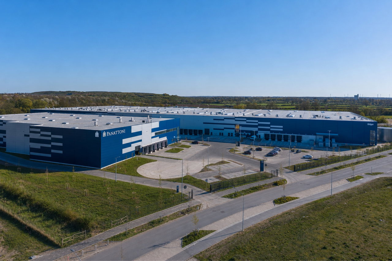 Luftaufnahme des Panattoni Parks in Lübeck mit großen Logistikhallen, Parkplätzen und Zufahrtsstraße