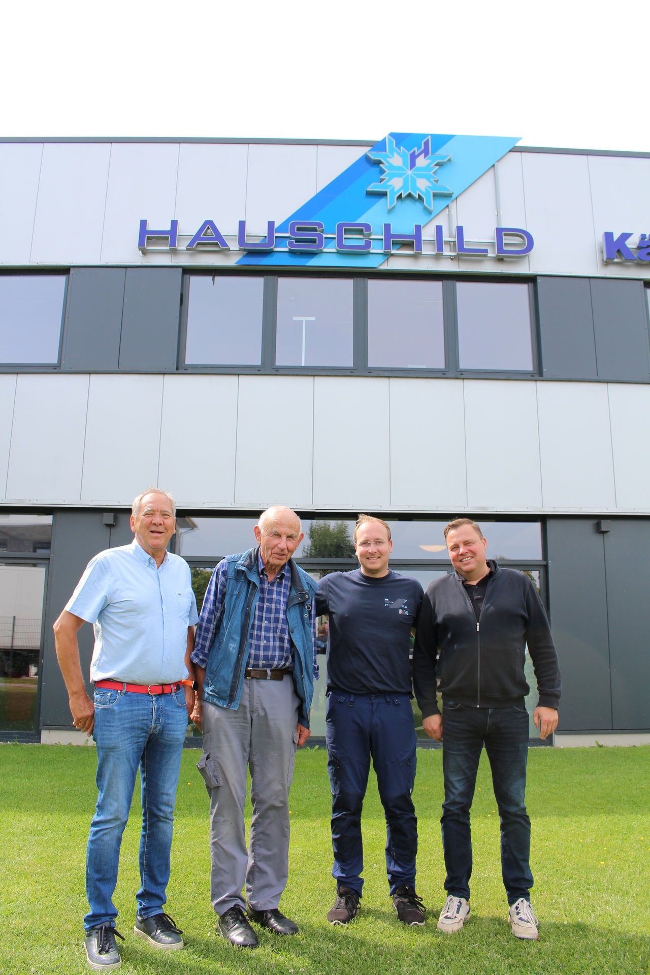 Vier Mitarbeiter vor dem Firmengebäude von Hauschild Kälte-Klima-Elektrotechnik