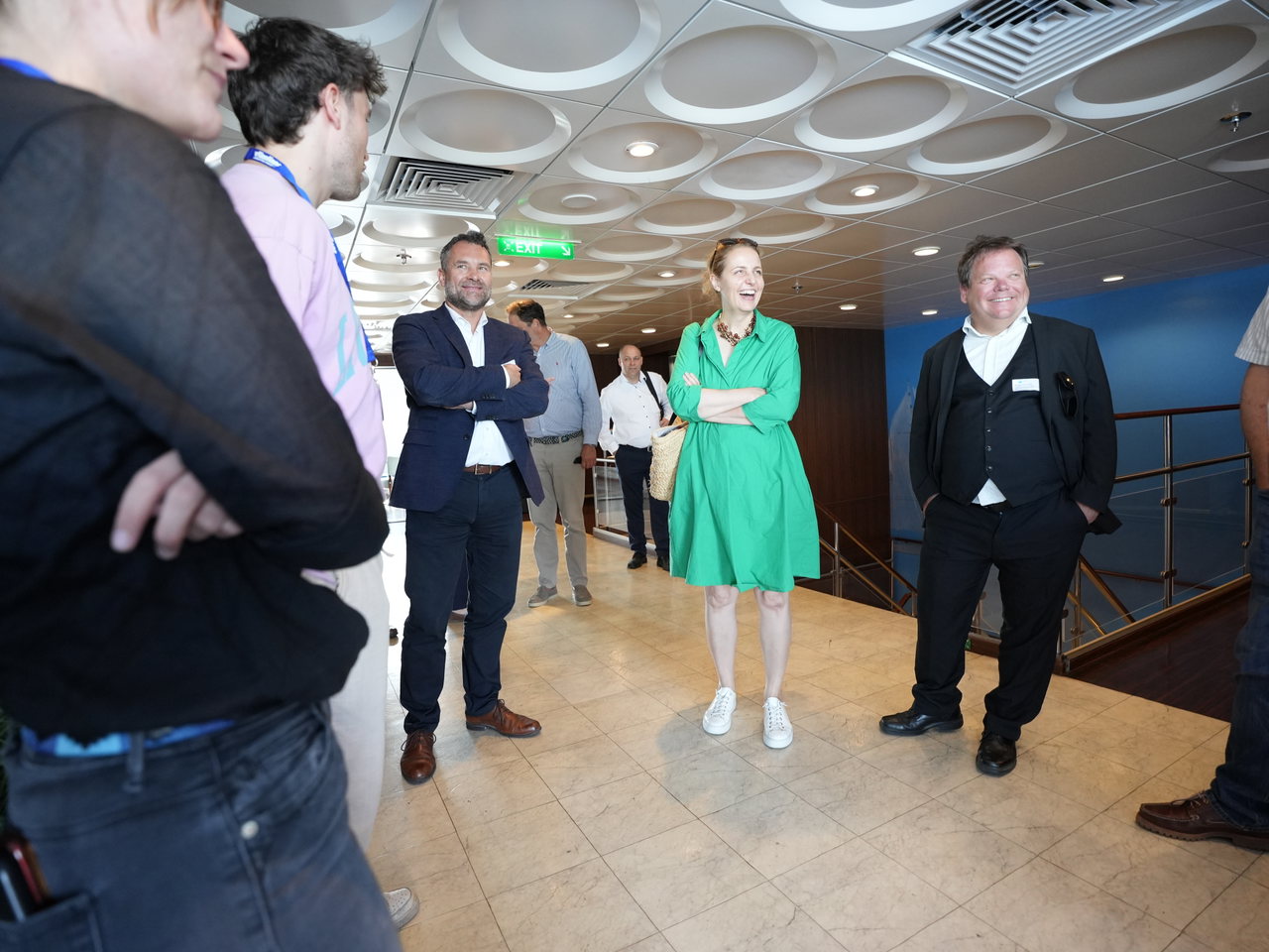 Teilnehmende im Gespräch im Foyer an Bord