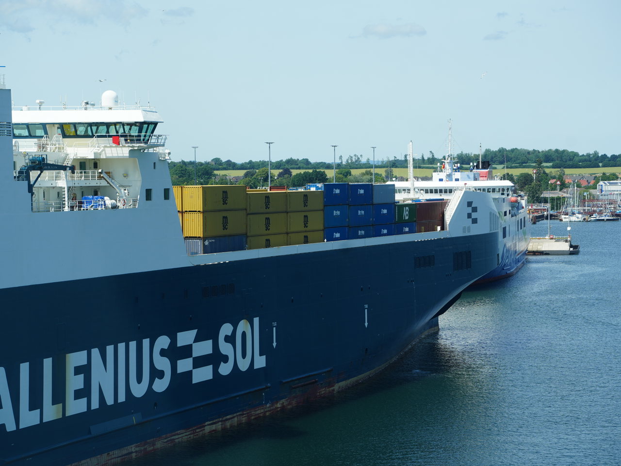Fähre der Reederei am Kai im Hafen von Lübeck-Travemünde