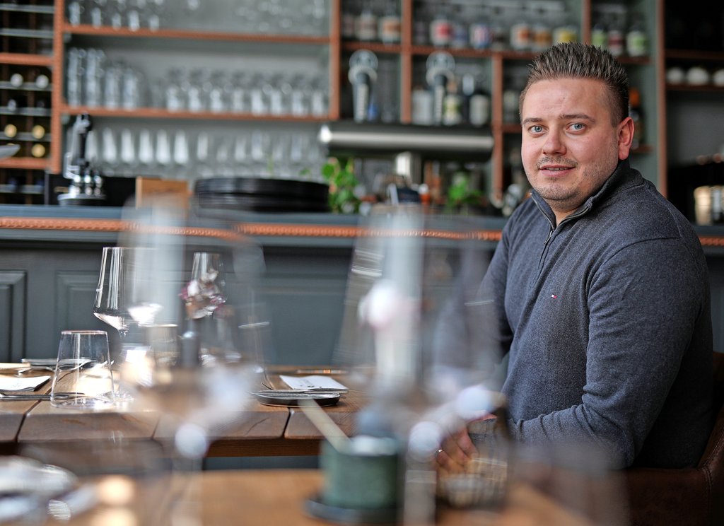 Gabrijel Pranjic, Restaurant Schlumachers, hinter dem Tresen seines Lokals