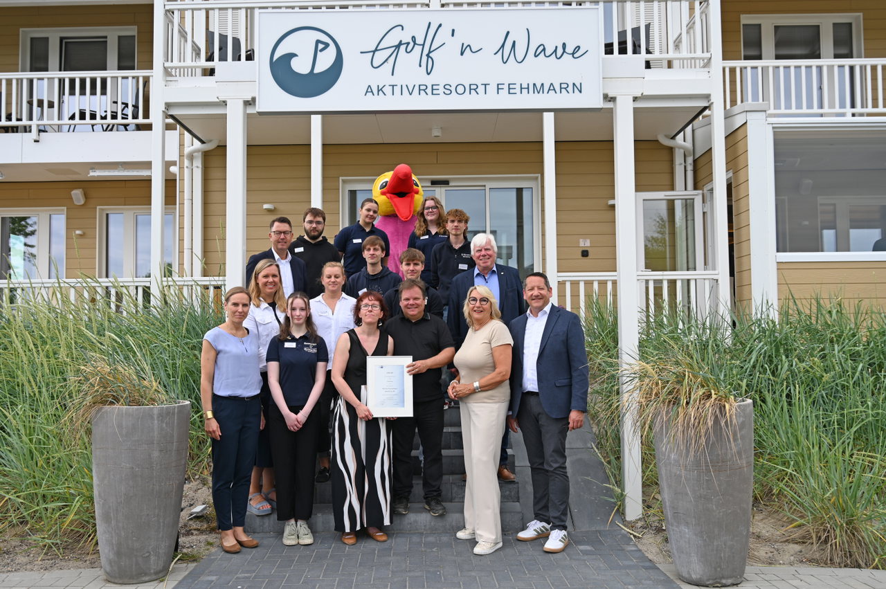 Gruppenbild mit Urkunde vor dem Aktivresort Wulfener Hals auf Fehmarn