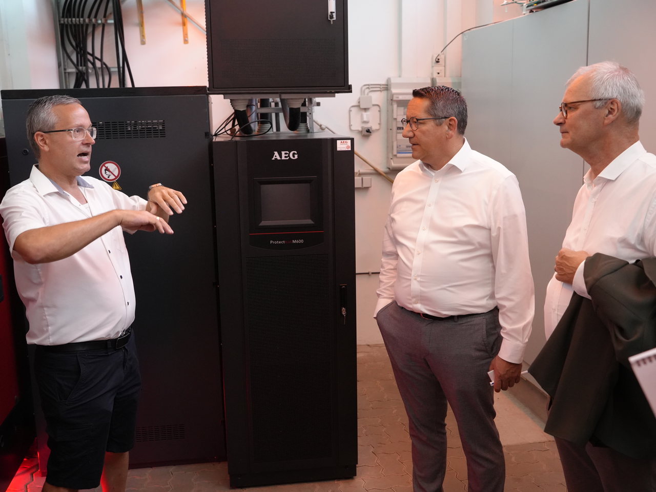 Betriebsrundgang bei CSN-Solutions an einem Serverschrank