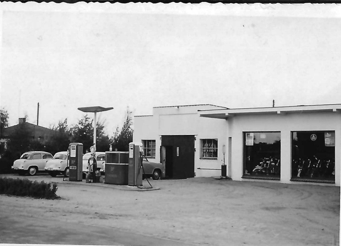 Historische Schwarz-Weiß-Aufnahme der Tankstelle und Werkstatt des Autohauses Fritz Hensel