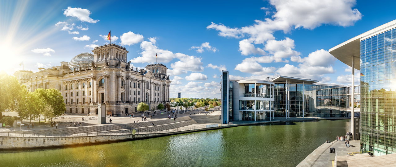 Reichstagsgebäude und Paul-Löbe-Haus in Berlin an der Spree