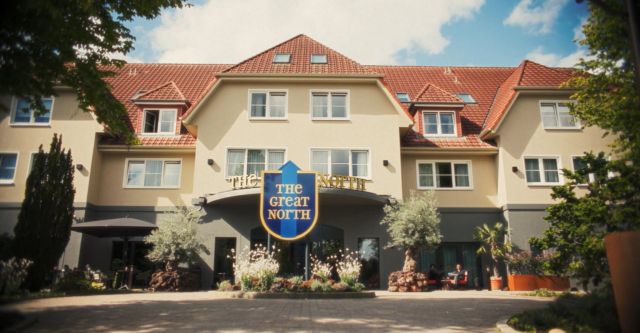 Außenansicht des Hotels The Great North mit Hotelschild vor der Einfahrt