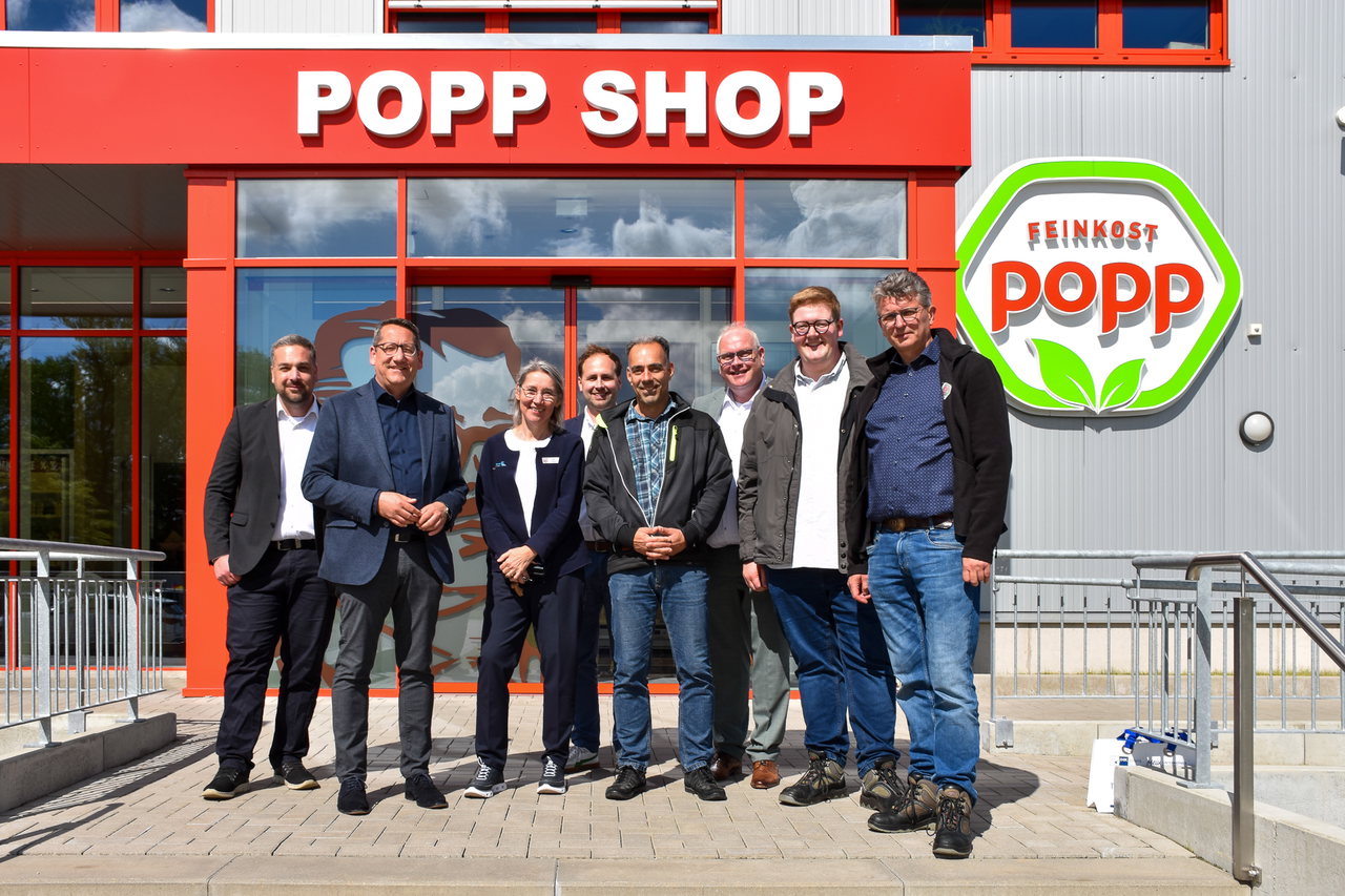 Gruppenbild vor dem Popp Shop in Kaltenkirchen