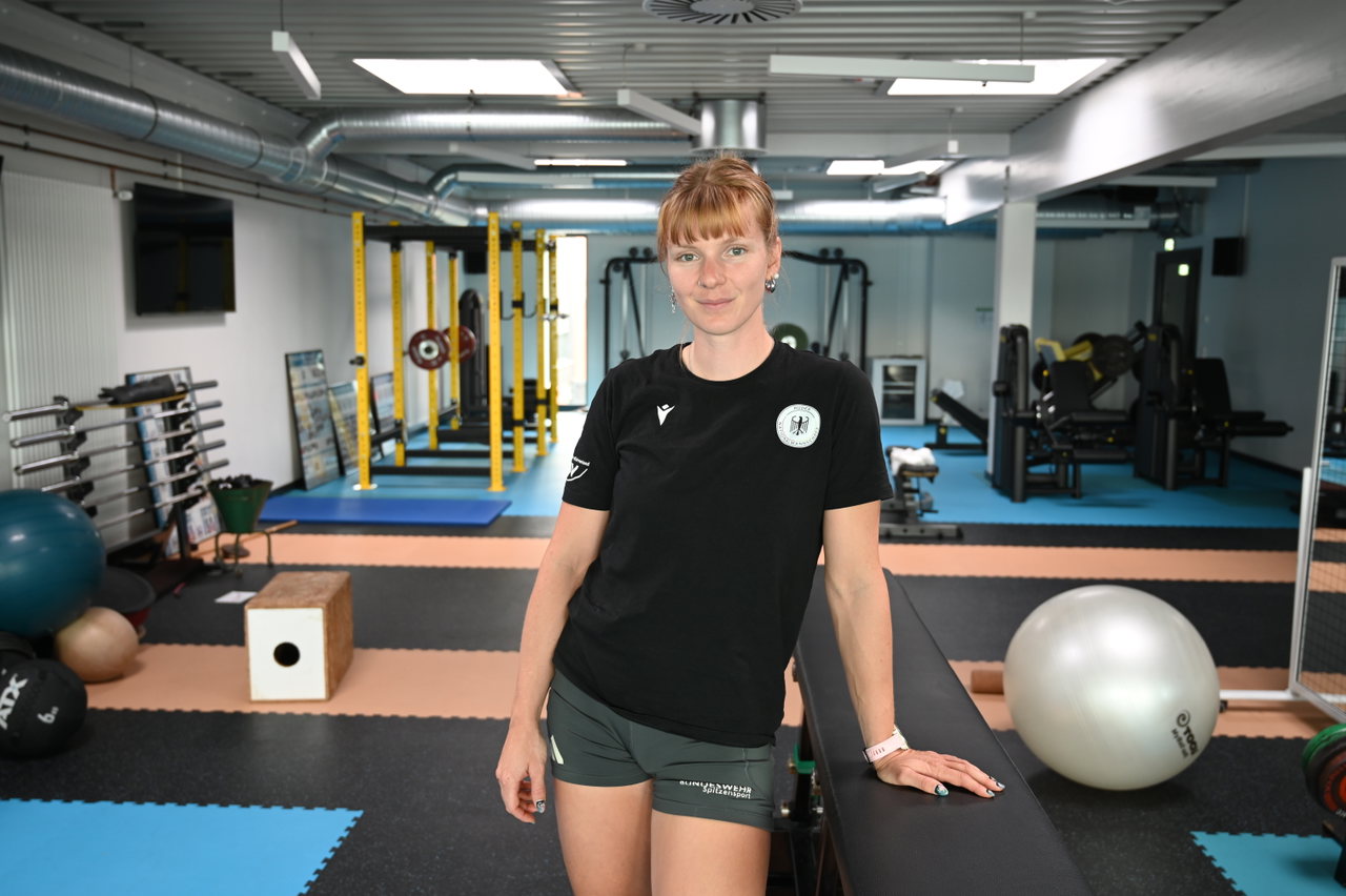 Sarah Wibberenz im schwarzen Shirt im Kraftraum der Ruderakademie