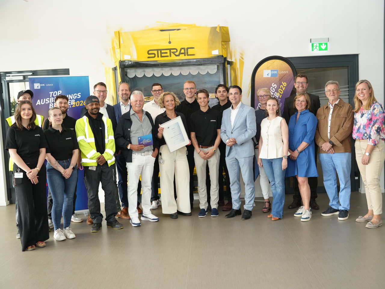 Gruppenbild mit Urkunde bei der Sterac Transport & Logistik GmbH