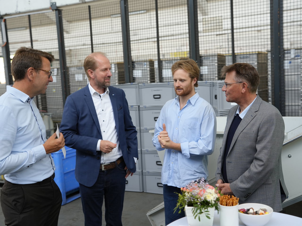 Gesprächsrunde an einem Stehtisch bei GreenDataProtection