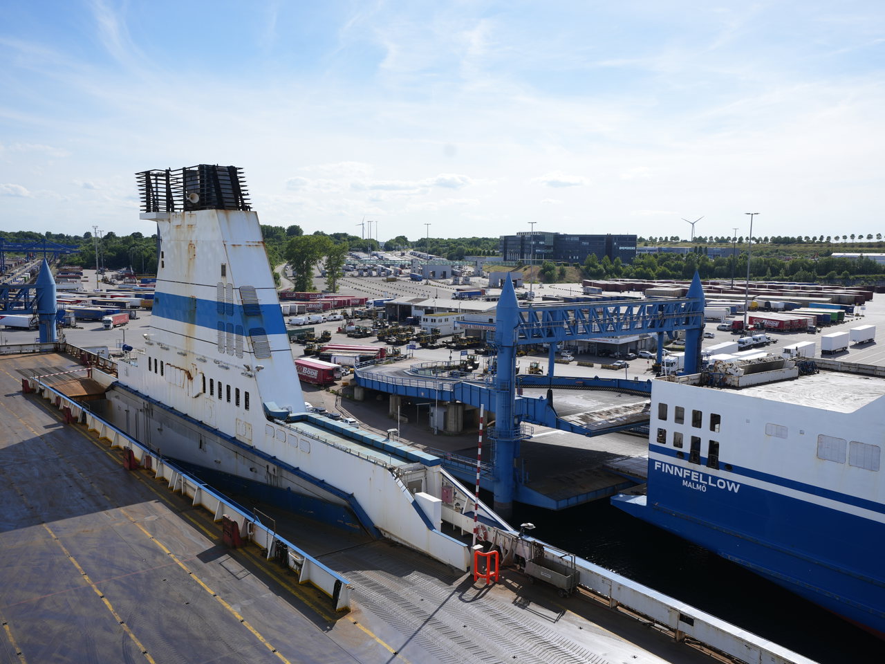 Finnlines-Fähre am Terminal in Lübeck-Travemünde