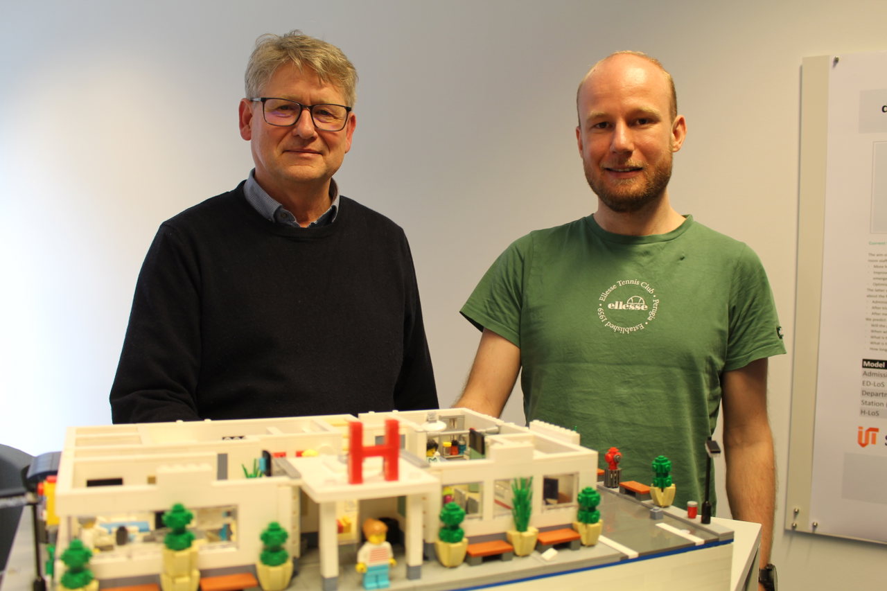 HL4_KI-Prof. Heinz Handels, Direktor des Instituts für Medizinische Informatik an der Universität zu Lübeck, und sein Mitarbeiter Dr. Simon Schiff mit LEGO-Modell einer Not