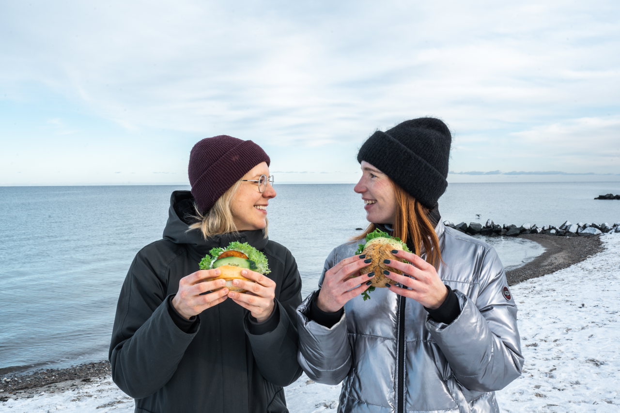 veganes Fischbrötchen und FischFischbrötchen am Strand Niendorf (1)