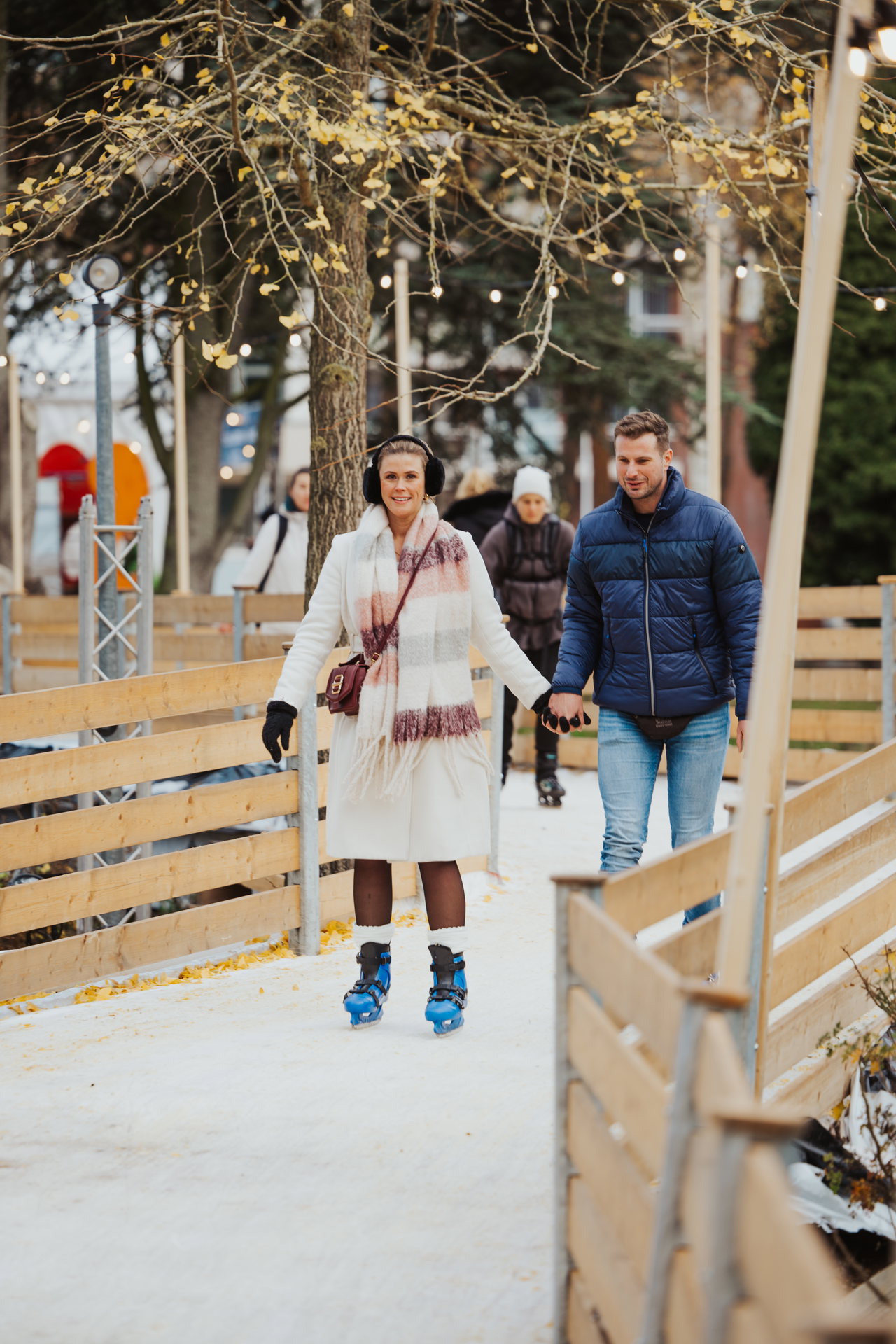 weitere Bilder eiswelt – Eröffnung EISWELT SCHARBEUTZ 2025 Paar fährt auf Schlittschuhschleife © TALB Alexandra Ruppert