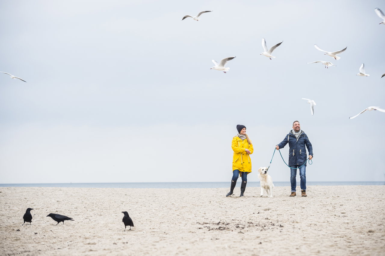 Hunde Travemünde – Travemünde_Paar mit Hund am Strand © LTM