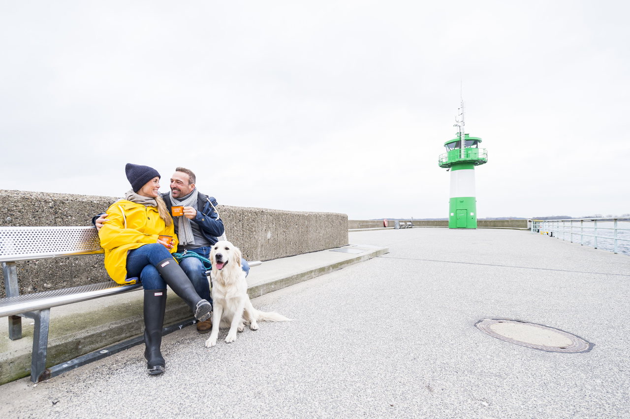 Hunde Travemünde – Travemünde_Paar Nordermole mit Hund © LTM