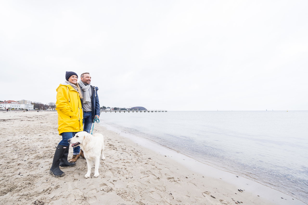 Hunde Travemünde – Travemünde_Paar am Strand mit Hund © LTM