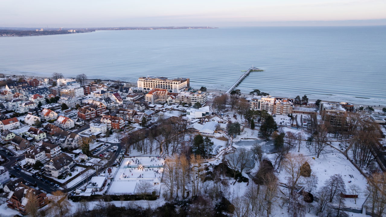 weitere Bilder eiswelt – EISWELT SCHARBEUTZ 2026 Luftaufnahme EISWELT und Bucht © TALB André Leisner