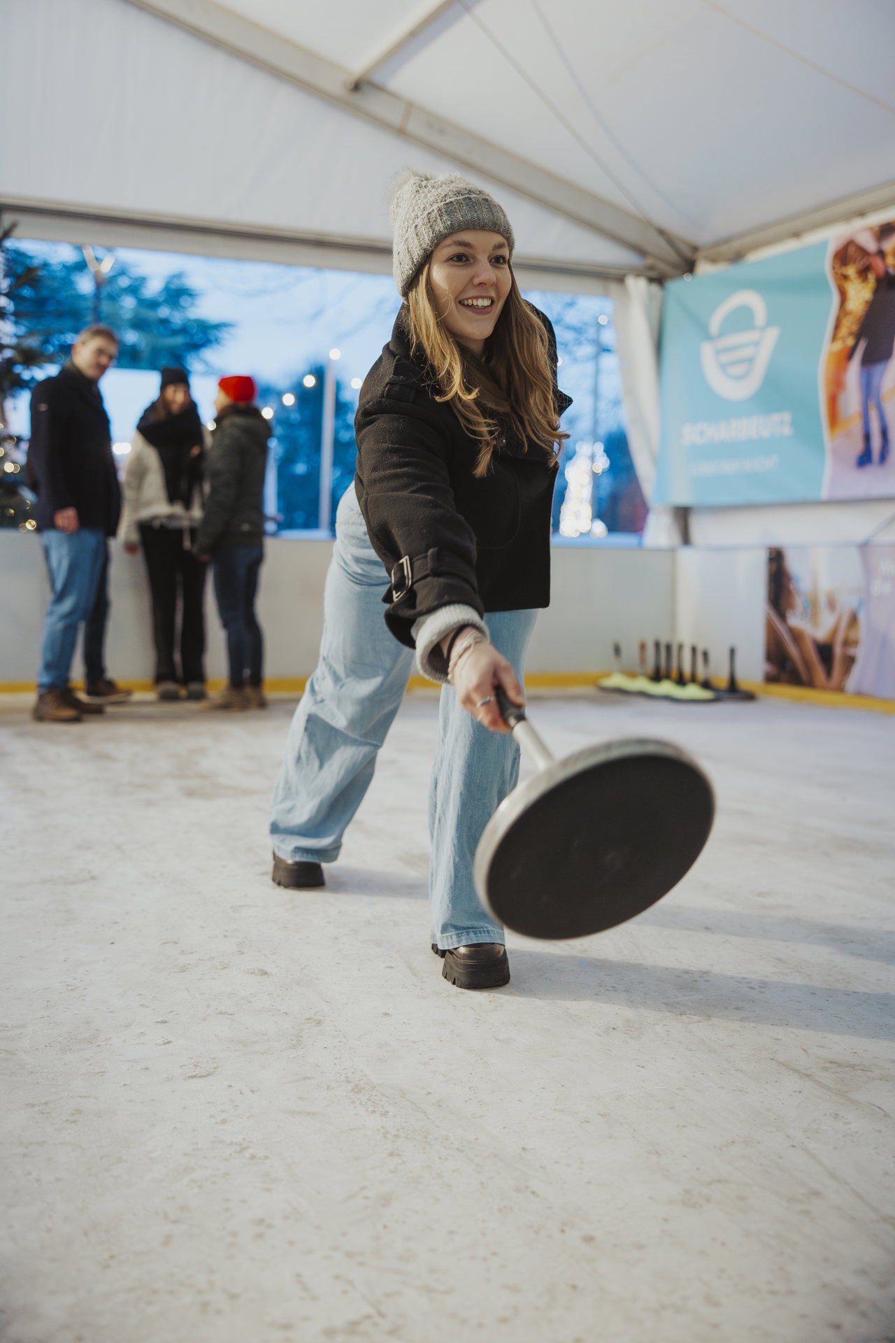 weitere Bilder eiswelt – EISWELT Scharbeutz 2025 Frau wirft Eisstock © TALB Christian Schaffrath