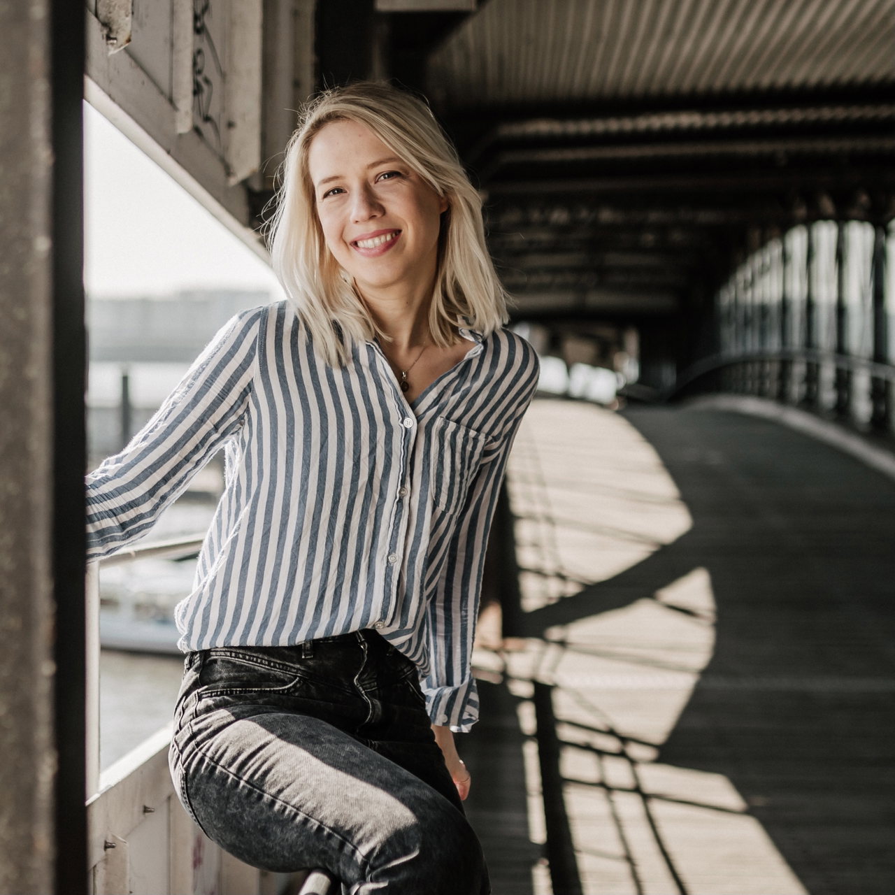 Eine Frau auf einer Brücke mit Dach 