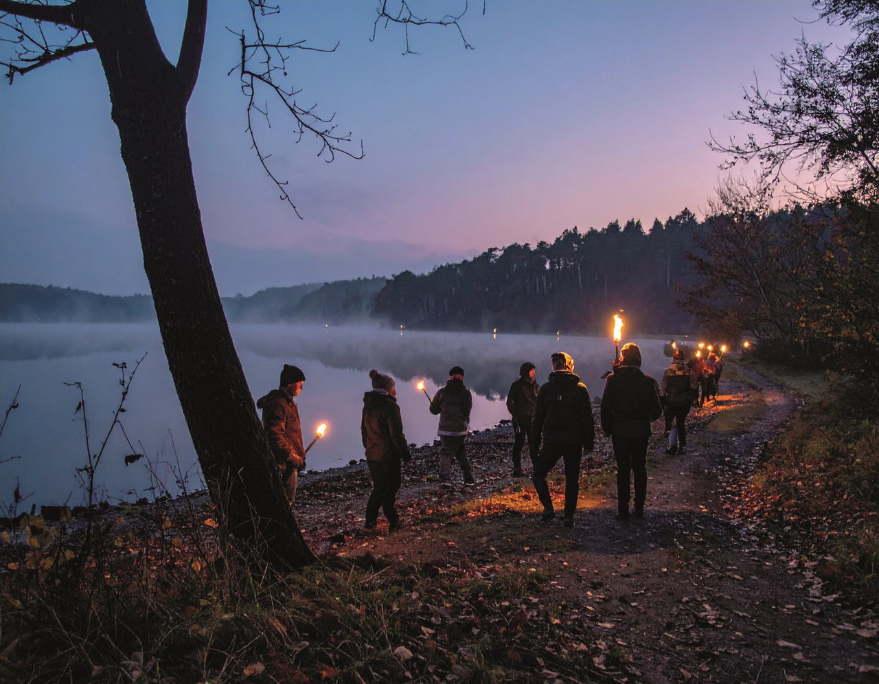 Firefly_Mehrere Menschen bei einer Fackelwanderung_888636 klein