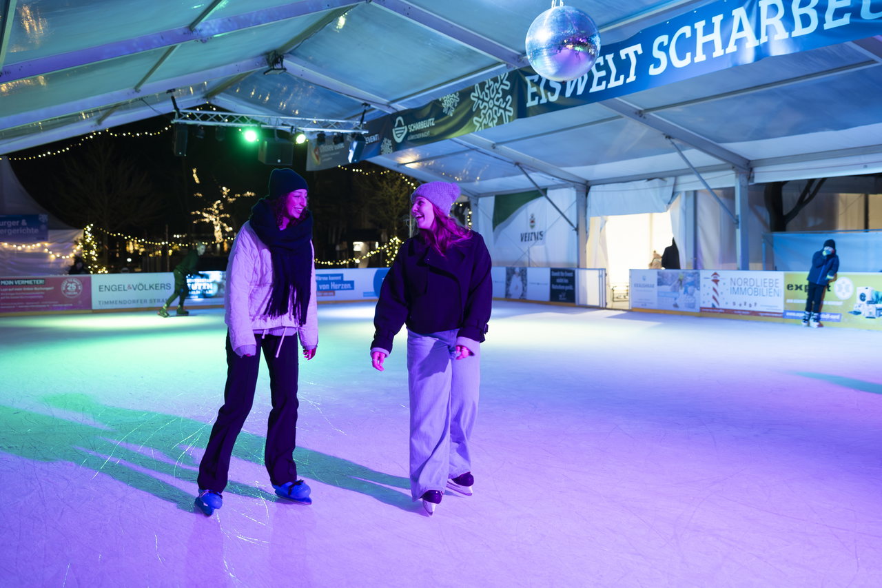 weitere Bilder eiswelt – EISWELT Scharbeutz 2025 Freundinnen Eisslaufen © TALB Christian Schaffrath