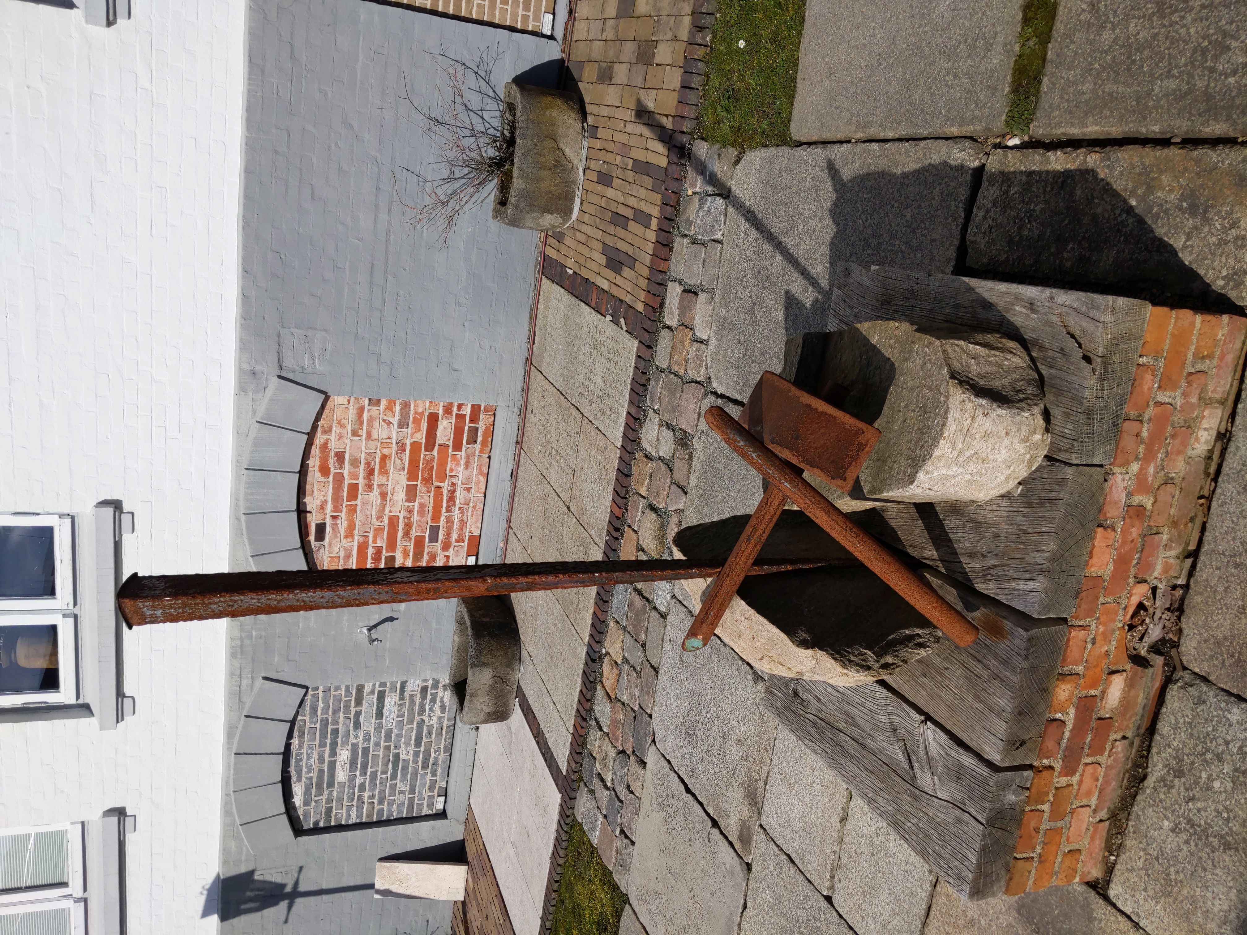 Symbole der Bau-Werkzeuge Hammer und Meißel