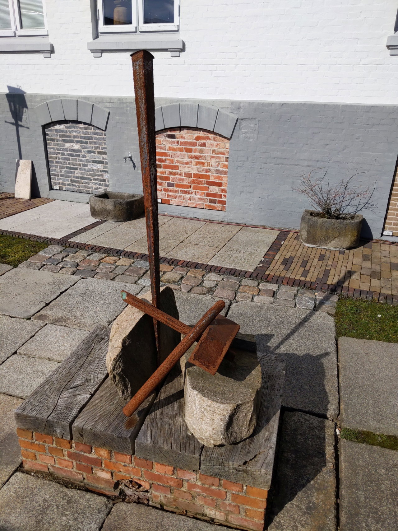 Symbole der Bau-Werkzeuge Hammer und Meißel