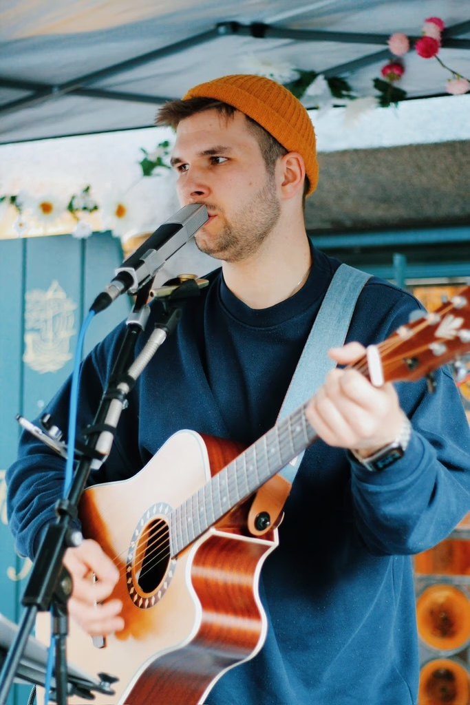 Singer-Songwriter lasse.PTS mit Gitarre bei einem Live-Auftritt